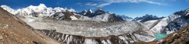 Cho Oyu, Everest, Lhotse, Gyachung Kang, Ngozumba ve Gyazumba buzullarının güzel panoramik manzarası - Sagarmatha ulusal parkı, Khumbu vadisi, Nepal