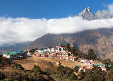 Khumbu Vadisi 'ndeki en iyi manastır olan Tengboche Manastırı, Everest ana kampı, Sagarmatha Ulusal Parkı, Solukhumbu, Nepal Himalayas Dağları' na gider.