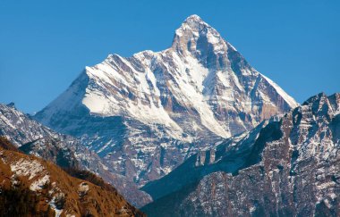 Hindistan 'ın en iyi dağlarından biri olan Nanda Devi dağı Himalaya, Joshimath Auli, Uttarakhand, Hint Himalaya dağlarından görüldü.