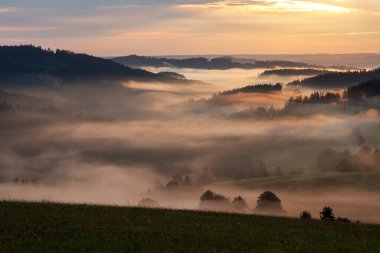 Krasne köyü yakınlarındaki Bohem ve Moravya dağlarından güzel gökyüzünün panoramik günbatımı manzarası