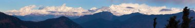 Chaukhamba, Himalaya dağının sabah panoramik manzarası, Hint Himalayalarının panoramik manzarası, büyük Himalaya sıradağları, Uttarakhand Hindistan 