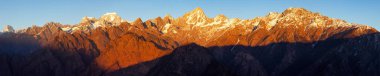 Himalaya, Joshimath Auli 'den Hint Himalayalarının akşam panoramik manzarası, büyük Himalayalar, Uttarakhand Hindistan