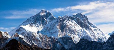 Everest, Lhotse ve Nuptse 'nin panoramik manzarası Renjo geçidi, Everest ana kampına giden yol ve üç geçiş yolu, Khumbu vadisi, Solukhumbu, Sagarmatha ulusal parkı, Nepal Himalayalar dağları