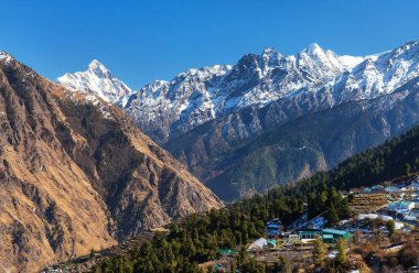 Hindistan 'ın en iyi dağlarından biri olan Nanda Devi dağı Himalaya, Joshimath Auli, Uttarakhand, Hint Himalaya dağlarından görüldü.