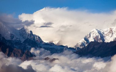 Akşam güneşli kırmızı manzara Makalu Dağı, Nepal Himalayalar dağlarının tepesinde