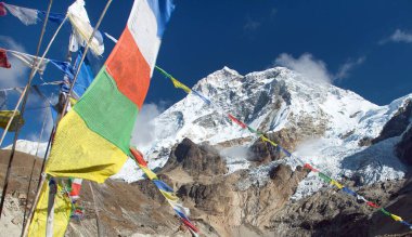 Makalu Dağı ve Budist dua bayrakları, Maklu Barun Ulusal Parkı, Nepal Himalayaları Dağları