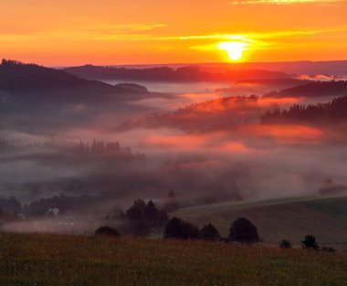 Krasne köyü yakınlarındaki Bohem ve Moravya dağlarından güzel gökyüzünün panoramik günbatımı manzarası