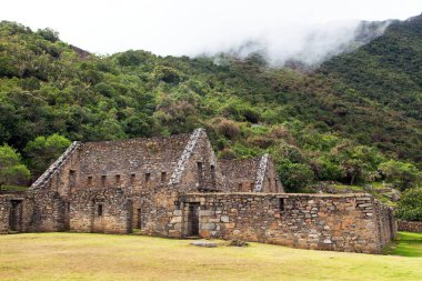 Choquequirao, Peru 'daki en iyi İnka harabelerinden biri. Machu Picchu yakınlarında Choquequirao İnka yürüyüş yolu. Peru 'daki Cuzco bölgesi 