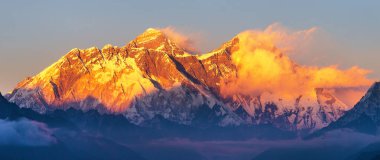 Everest ve Lhotse dağları Kongde köyünden güzel bulutlar, akşam günbatımı kırmızı renkli manzara, Khumbu vadisi, Solukhumbu, Nepal Himalayaları dağları