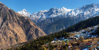 Hindistan 'ın en iyi dağlarından biri olan Nanda Devi dağı Himalaya, Joshimath Auli, Uttarakhand, Hint Himalaya dağlarından görüldü.