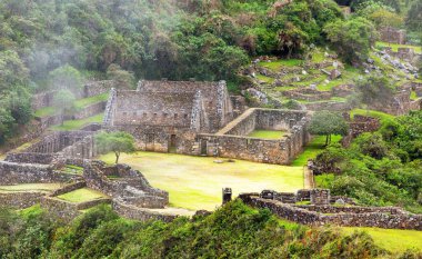 Choquequirao, Peru 'daki en iyi İnka harabelerinden biri. Machu Picchu yakınlarında Choquequirao İnka yürüyüş yolu. Peru 'daki Cuzco bölgesi 
