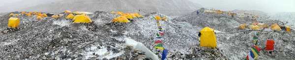 Obóz Bazowy Mount Everest Namioty Flagi Modlitewne Góry Nepal Himalaje — Zdjęcie stockowe