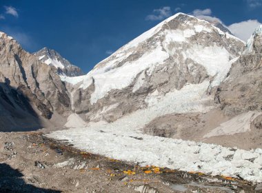 Everest dağının ana kampından manzara, sarı çadırlar ve dua bayrakları, Everest ana kampına yürüyüş, Nepalhimalaya dağları