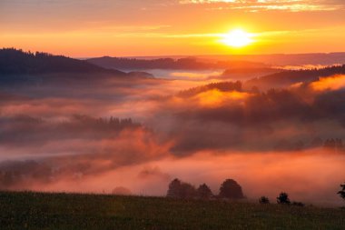 Krasne köyü yakınlarındaki Bohem ve Moravya dağlarından güzel gökyüzünün panoramik günbatımı manzarası
