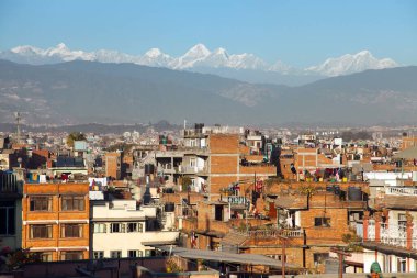 Akşam manzarası Patan ya da Pathan kasabası ve Himalayalar Dağları ile Katmandu şehri, Nepal