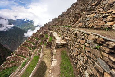 Choquequirao, Peru 'daki en iyi İnka harabelerinden biri. Machu Picchu yakınlarında Choquequirao İnka yürüyüş yolu. Peru 'daki Cuzco bölgesinde. Teraslı alanlar