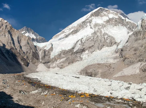 Uitzicht Vanaf Basiskamp Mount Everest Gele Tenten Gebedsvlaggen Trek Naar — Stockfoto