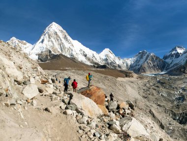 Kala Patthar Dağı ve Pumo Ri dağı. Gorak shep köyü yakınlarında turistlerle birlikte Everest ana kampı, Sagarmatha ulusal parkı, Khumbu vadisi, Nepalli Himalayalar 'a giderken.