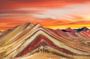 Gökkuşağı Dağı veya Vinicunca Montana de Siete Colores Peru 'da güzel bir akşam gün batımı gökyüzü, Cuzco ya da Cusco bölgesi, Peru And Dağları, panoramik manzara