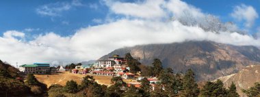 Khumbu Vadisi 'ndeki en iyi manastır olan Tengboche Manastırı, Everest ana kampı, Sagarmatha Ulusal Parkı, Solukhumbu, Nepal Himalayas Dağları' na gider.