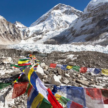 Everest Dağı ana kampı, çadırlar ve dua bayrakları, sagarmatha milli parkı, Khumbu vadisi, solukhumbu, Nepal Himalayaları dağları.
