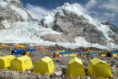 Everest dağının ana kampından manzara, sarı çadırlar ve dua bayrakları, Everest ana kampına yürüyüş, Nepalhimalaya dağları