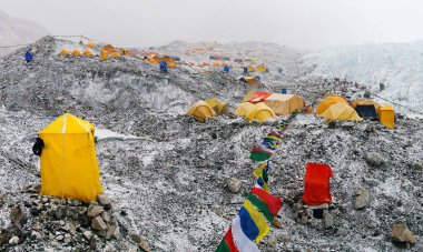 Everest Dağı ana kampı, çadırlar ve dua bayrakları, Nepal Himalayaları dağları.