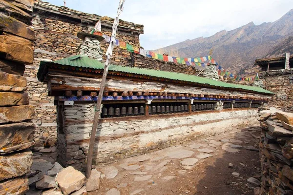 Oración Budista Muchos Muro Con Ruedas Oración Pueblo Nepalés Circuito —  Fotos de Stock