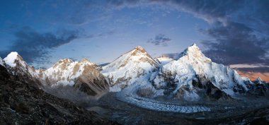 Pumo Ri üssünden Everest Dağı, Lhotse ve Nuptse 'nin panoramik manzarası - Everest ana kampına kadar, Khumbu Vadisi, Sagarmatha ulusal parkı, Nepal Himalayas dağları akşam günbatımı manzarası