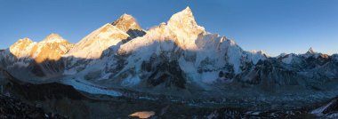 Kala Patthar, Khumbu Vadisi, Solukhumbu Dağı, Everest Bölgesi, Sagarmatha Ulusal Parkı, Nepal Himalayalar Dağları 'ndan mavi gökyüzü ile akşam görüntüsü