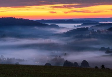 Krasne köyü yakınlarındaki Bohem ve Moravya dağlarından güzel gökyüzünün panoramik günbatımı manzarası