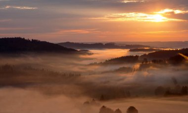 Krasne köyü yakınlarındaki Bohem ve Moravya dağlarından güzel gökyüzünün panoramik günbatımı manzarası