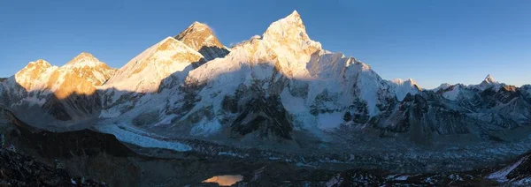 从Kala Patthar Khumbu山谷 Solukhumbu Everest山地区 Sagarmatha国家公园 尼泊尔喜马拉雅山脉看珠穆朗玛峰与蓝天的夜景 — 图库照片
