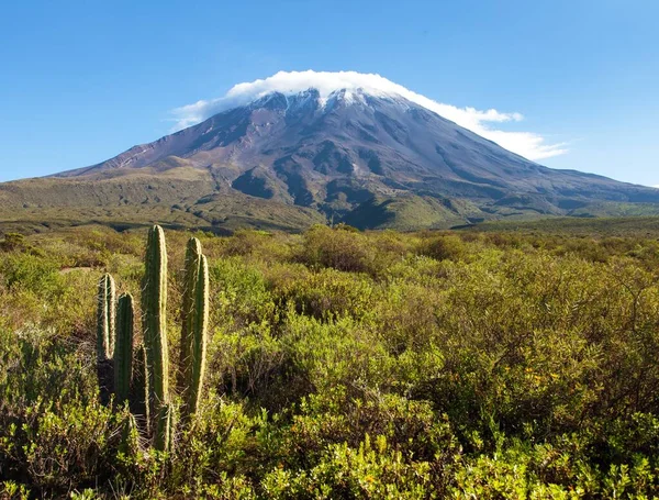 位于乌云中间的El Misti火山是秘鲁阿雷基帕市附近最好的火山之一 — 图库照片