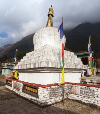 Khumbu vadisi yakınlarındaki Chaurikharka köyünde, Lukla 'dan Namche çarşısına giderken duacı bayrakları ve tekerleklerle koro oluşturun.