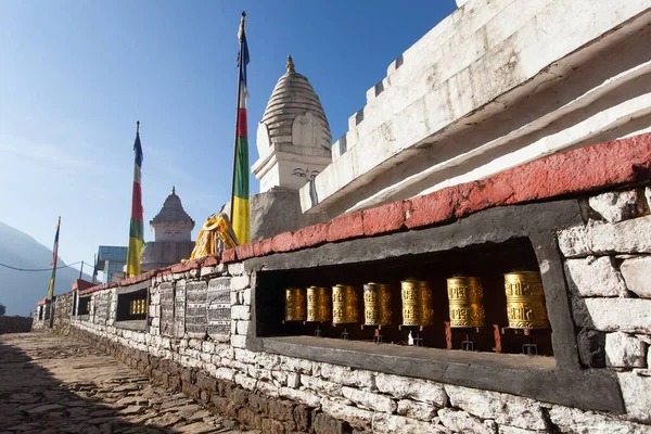 Buddhist Stupa Eller Chorten Med Bön Flaggor Och Hjul Väg — Stockfoto