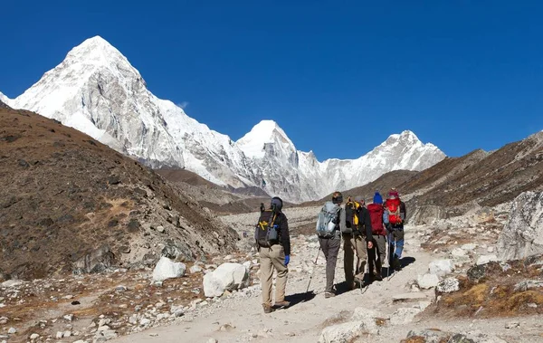エベレストベースキャンプに行く観光客のグループとマウントプモリ ネパールヒマラヤ山脈 — ストック写真