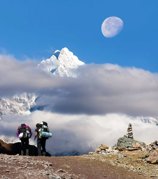 View Mount Thamserku Middle Clouds Moon Two Tourists Khumbu Valley — Stock Photo, Image