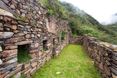 Choquequirao, Peru 'daki en iyi İnka harabelerinden biri. Machu Picchu yakınlarında Choquequirao İnka yürüyüş yolu. Peru 'daki Cuzco bölgesi 