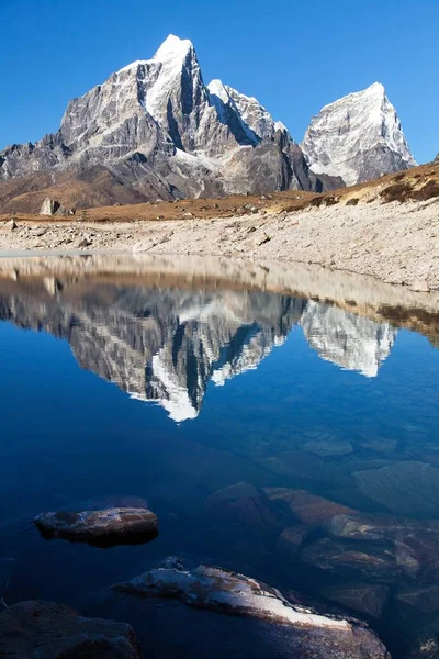 マウント Tabuche のピークは小さな山の湖でミラーリング ネパール ヒマラヤ山脈 エベレスト ベース キャンプ クーンブ谷 ソルクーンブ — ストック写真