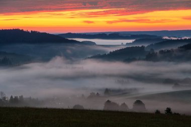 Krasne köyü yakınlarındaki Bohem ve Moravya dağlarından güzel gökyüzünün panoramik günbatımı manzarası