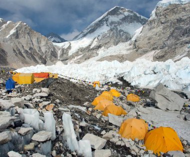 Everest dağının ana kampından manzara, sarı çadırlar ve dua bayrakları, Everest ana kampına yürüyüş, Nepalhimalaya dağları
