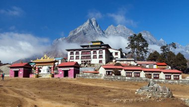 Khumbu Vadisi 'ndeki en iyi manastır olan Tengboche Manastırı, Everest ana kampı, Sagarmatha Ulusal Parkı, Solukhumbu, Nepal Himalayas Dağları' na gider.
