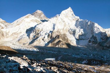 Kala Patthar, Khumbu Vadisi, Solukhumbu Dağı, Everest Bölgesi, Sagarmatha Ulusal Parkı, Nepal Himalayalar Dağları 'ndan mavi gökyüzü ile akşam görüntüsü