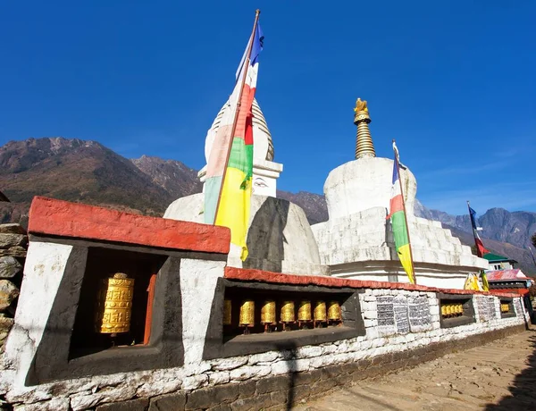 Buddhistischer Stupa Oder Chorten Mit Gebetsfahnen Und Rädern Auf Dem — Stockfoto