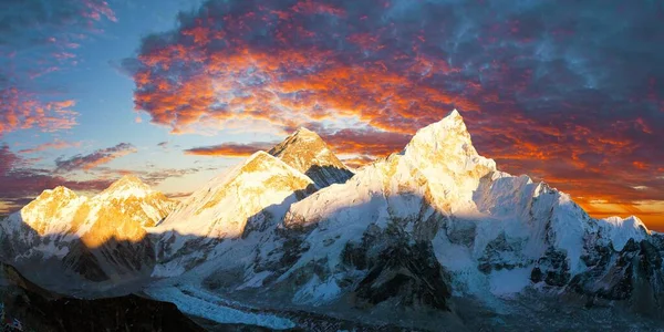 Monte Everest Vista Panorâmica Noite Com Belas Nuvens Pôr Sol — Fotografia de Stock