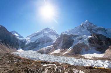 Everest Dağı 'nın tepesindeki sabah güneşi ve Nepal Himalayalar' daki Khumbu buzulu.