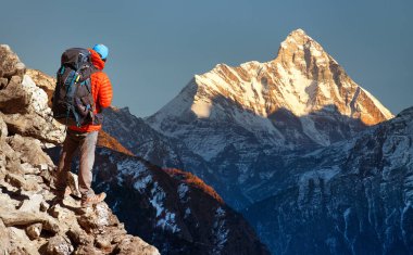 Hintli Himalayalar 'ın en iyi dağlarından biri olan Nanda Devi Dağı, Joshimath Auli' den turist Uttarakhand, Hindistan, akşam gün batımı manzaralı. 