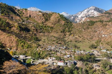 Uttarakhand Hindistan 'daki Joshimath kasabası yakınlarındaki tarlalar ve köy, Hint Himalayaları dağları