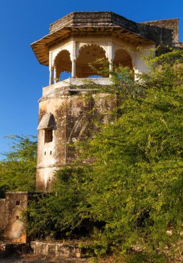Bundi kasabasındaki Taragarh kalesinin üst kısımlarının ayrıntıları, Hindistan, Rajasthan 'daki tipik ortaçağ kalesi.